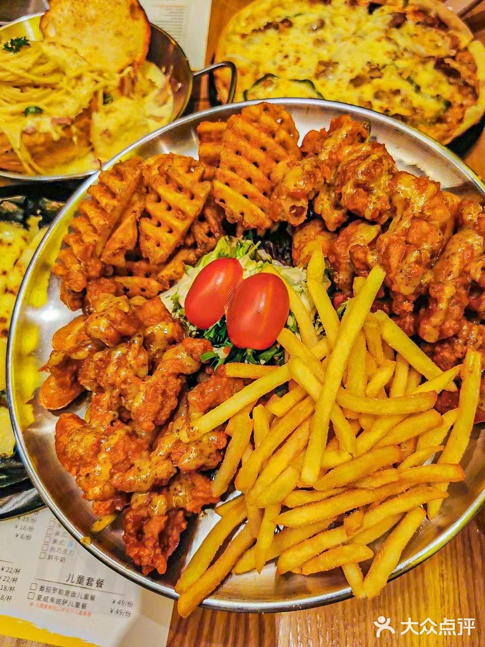 能拉丝的芝士瀑布披萨‼️ 黑金饼底的‼️ 没吃过的小伙伴们快冲～