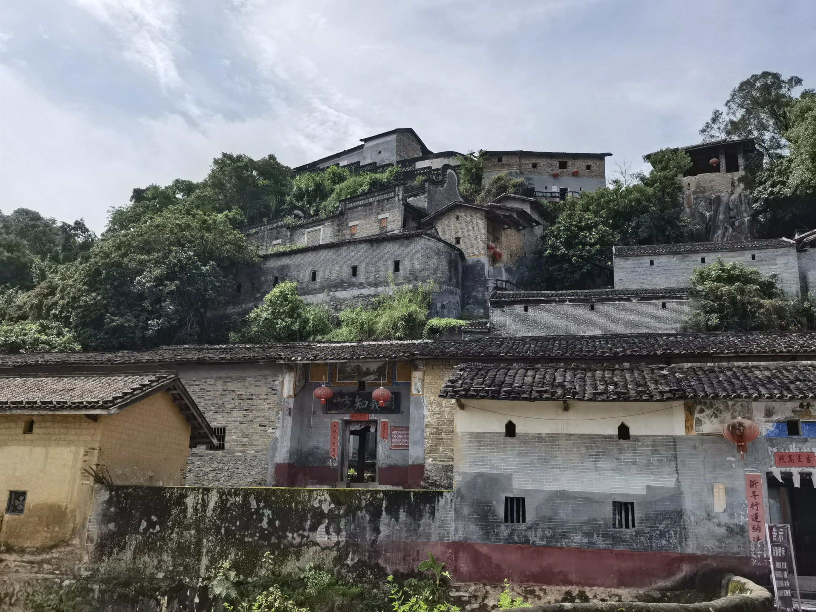 彭家祠相对小众的景点,爬满青苔和不知名杂草的石阶