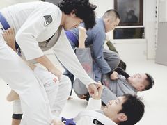 -菠萝格斗巴西柔术训练馆