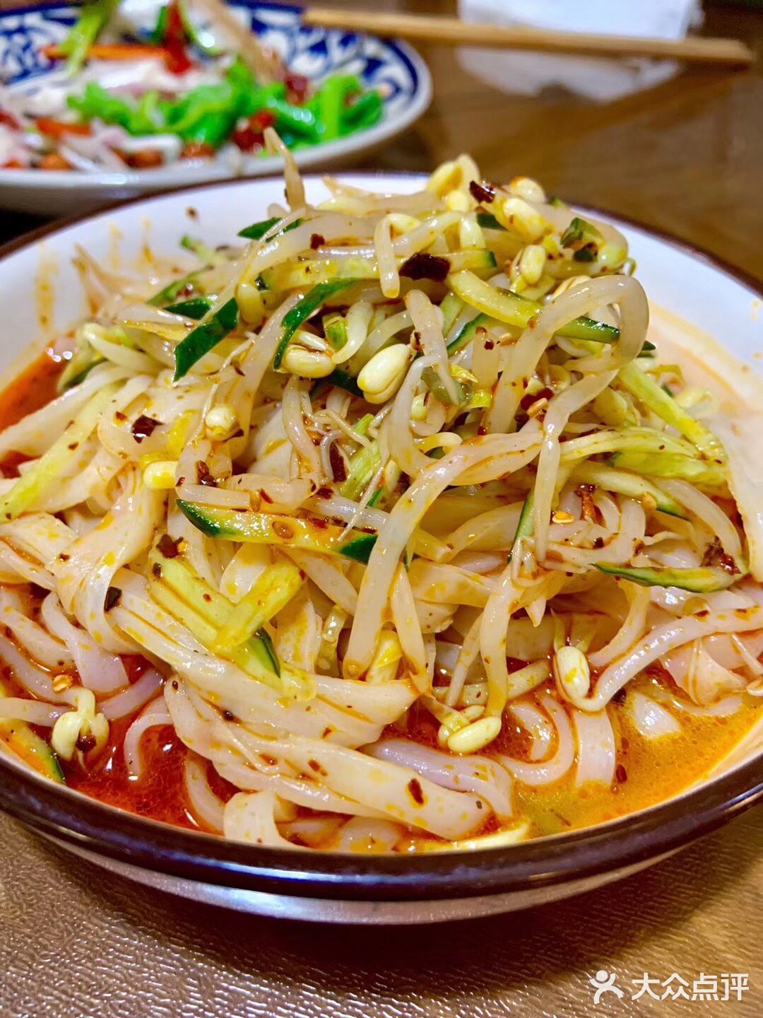 凉皮比苏州的料少，没有烤麸、花生