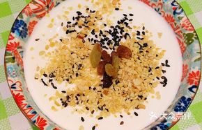 Bār Homemade Raisin Yogurt