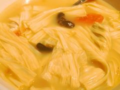 浓汤煮鲜腐竹-汤城小厨•粤菜•靓汤(苏州街店)
