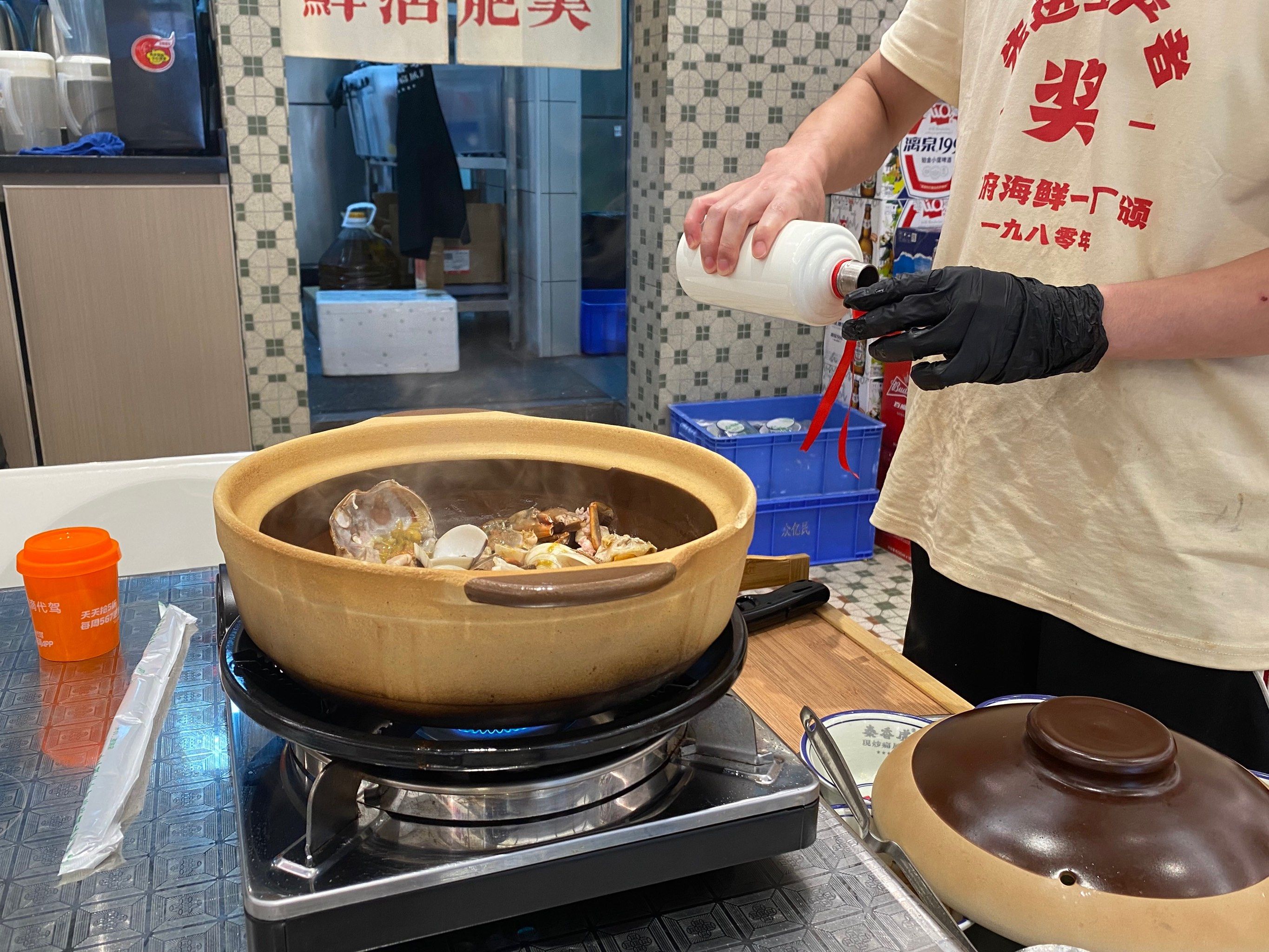 吃着饭,隔壁桌的生猛虾从锅里跳出来扑腾