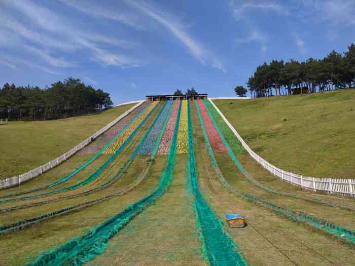 湖州飞鸿滑草场-"整体来说是蛮大的,一进来就是一片宽阔的草.