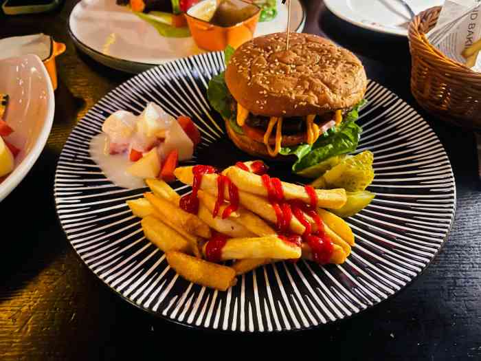 v  play house音乐餐厅-"坐标芜湖路上,门头店面都很大,环境非常不.