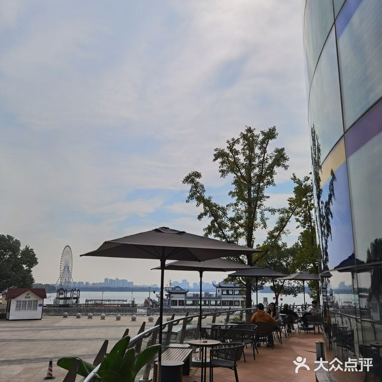 正应了上海爷叔那句话：“现在喝咖啡，更多的是喝情怀”[调皮]