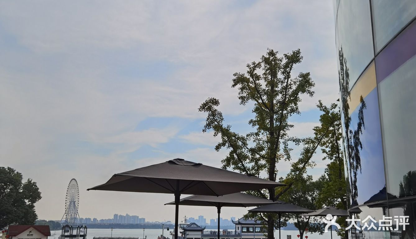 正应了上海爷叔那句话：“现在喝咖啡，更多的是喝情怀”[调皮]