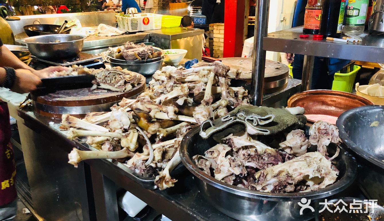 略显悲伤 松枝烤鸡、熏牛肉