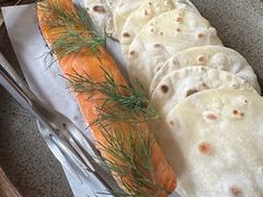 烟熏三文鱼配烤饺子皮和芥末籽酱-BOR Eatery(安福路店)