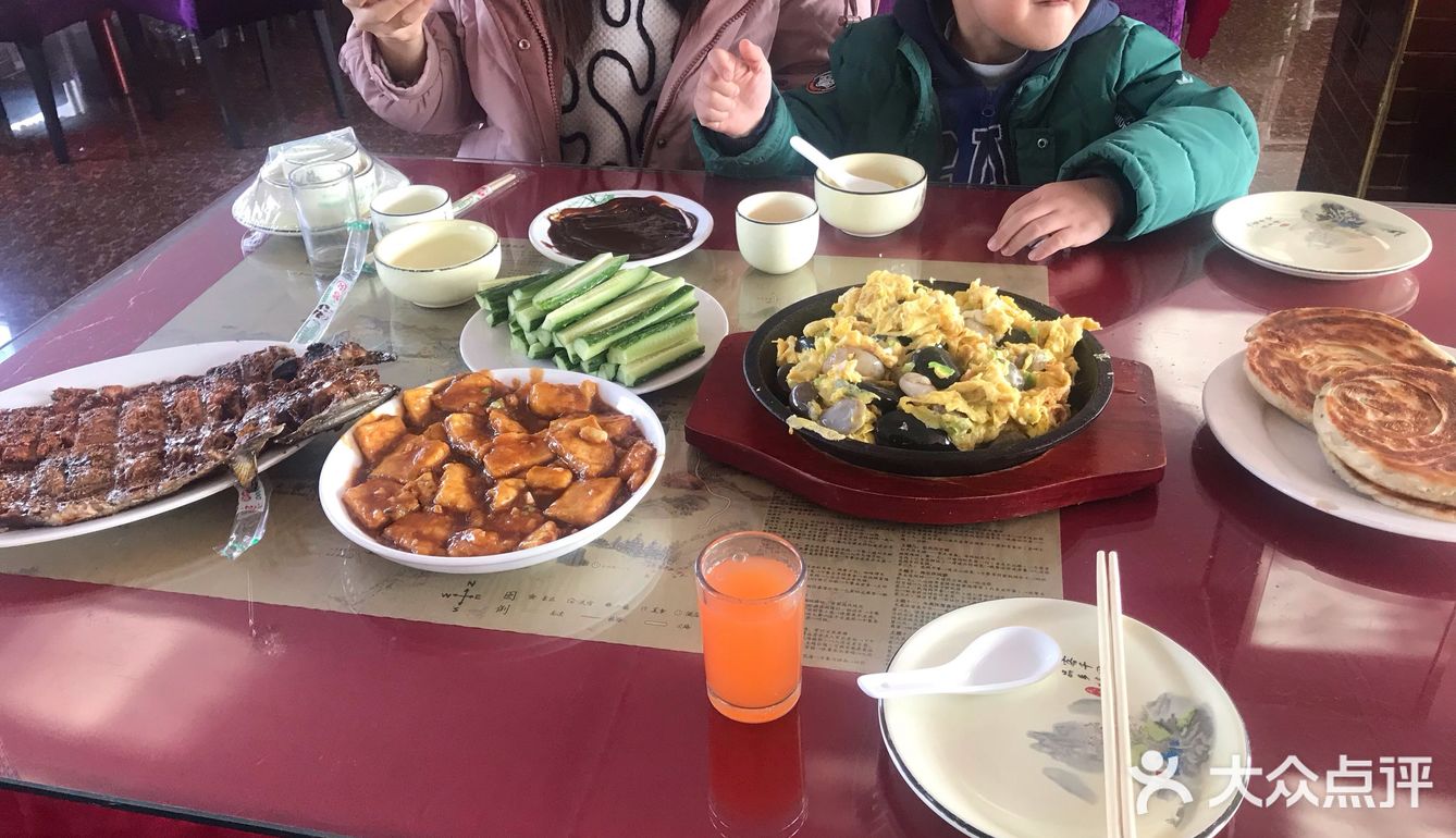 今天来龙庆峡看冰灯，附近找了一圈饭店