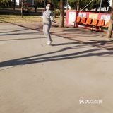 这是我们小区的三个小孩子在练习跳神，很厉害的