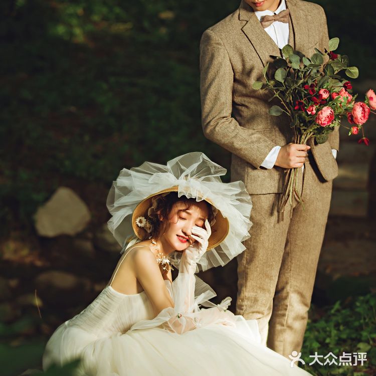 今天和大家分享一组轻复古森系婚纱客片作品