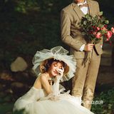 今天和大家分享一组轻复古森系婚纱客片作品