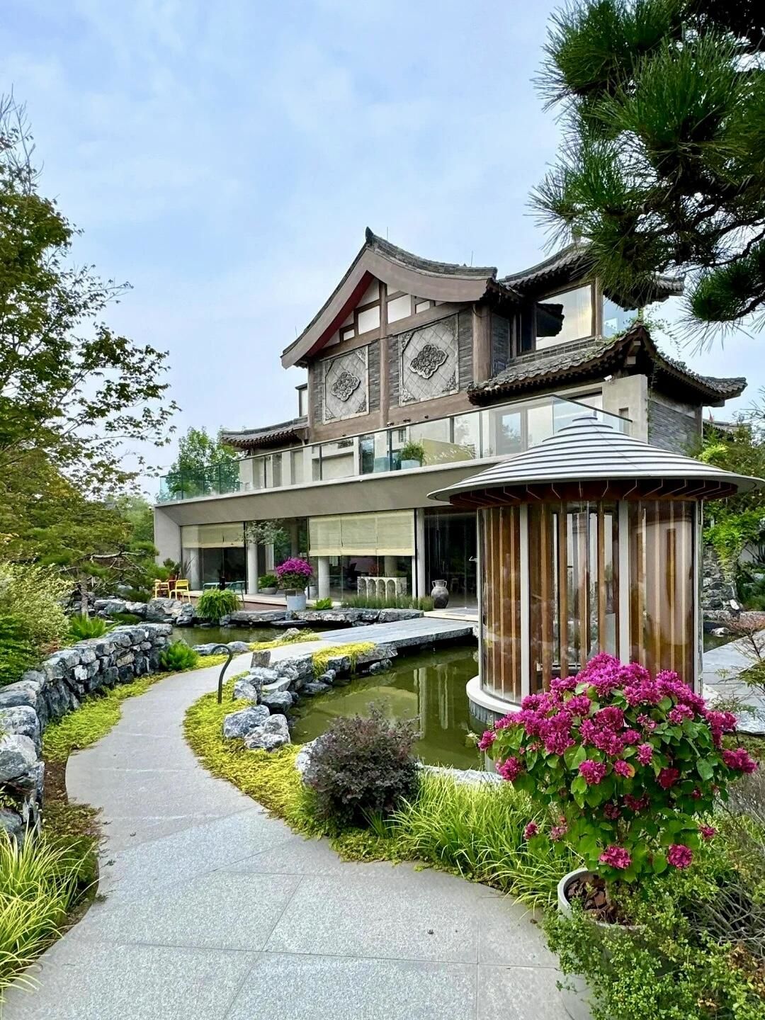 公司团建这家别墅轰趴因为有超大的和绿荫草