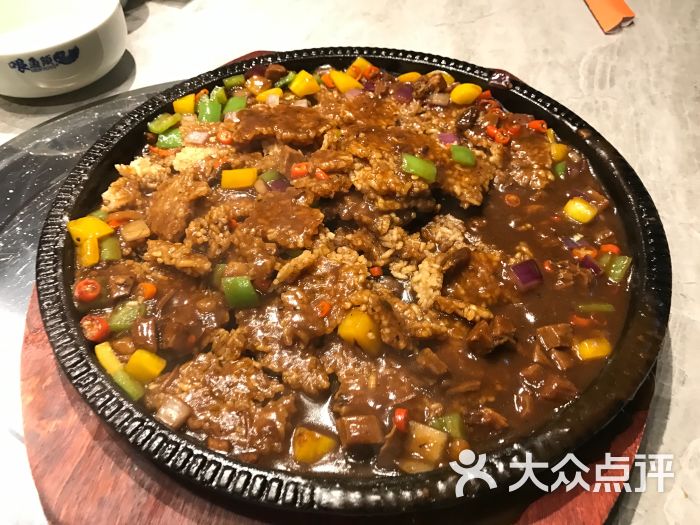 哏魚頭-津門首創石煮魚頭(體北店)-鐵板黑椒牛肉鍋巴圖片-天津美食-大