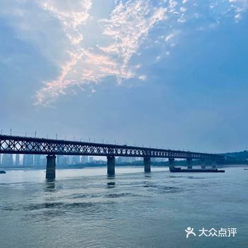 🪐武汉的轮渡登船口的设计给我留下深刻印象