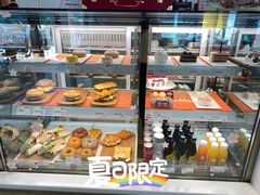 面包甜点陈列柜-Tims天好咖啡(华侨城步行街店)