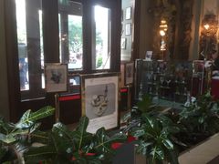 进门排队，等带位-纽约咖啡馆