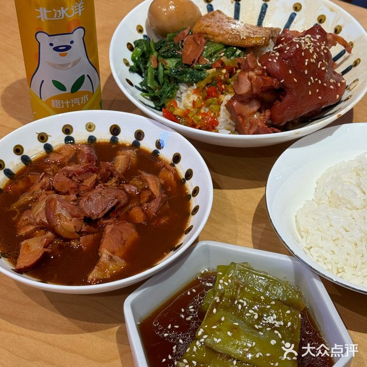 一口下去满满的胶原蛋白，拌米饭汤汁太鲜美了。