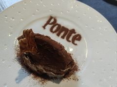 提拉米苏配杏仁脆片-Ponte 意大利餐厅