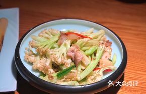 Dry Pot Stir-Fried Cauliflower with Preserved Pork