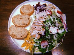 主厨凯撒鸡肉沙拉配全麦面包-ZING COFFEE 镜咖啡