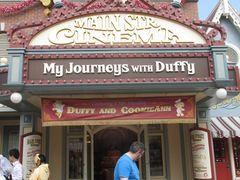 -小镇影院迪士尼小熊Duffy与他的朋友合影地