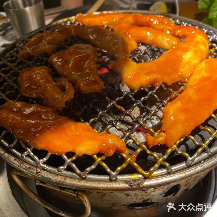 这家烤肉店五点到还要排队一小时，不过值得！