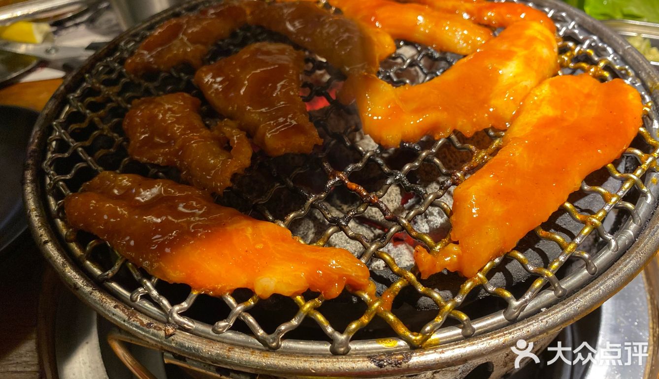 这家烤肉店五点到还要排队一小时，不过值得！