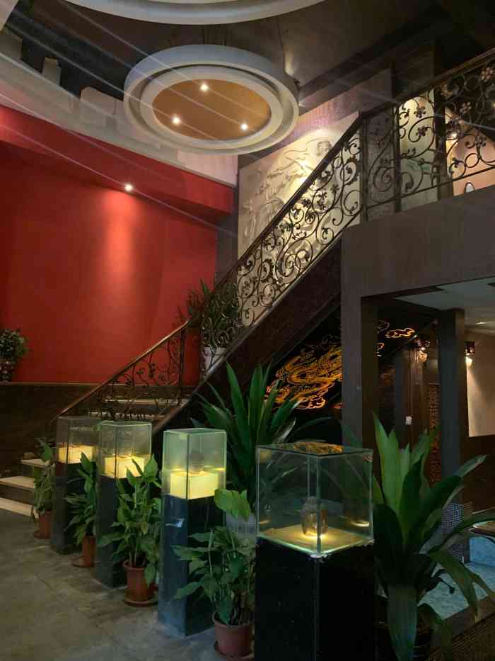 颐和会馆(万达店)-"可能开太久了 环境比较一般 服务态度都不.