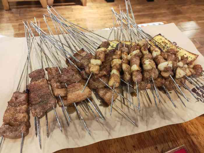 济南珍祥烧烤(育才路店)-"[薄荷]环境:环境在烧烤店里算比较好的.