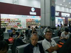 焦急等车的人-许昌站