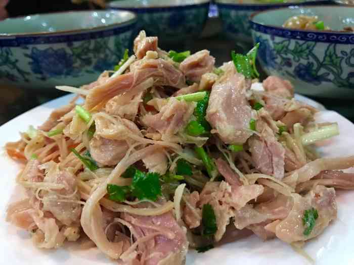 鑫炳记食府"地方足够大,小桥流水养了几只鸟,挺有自然.