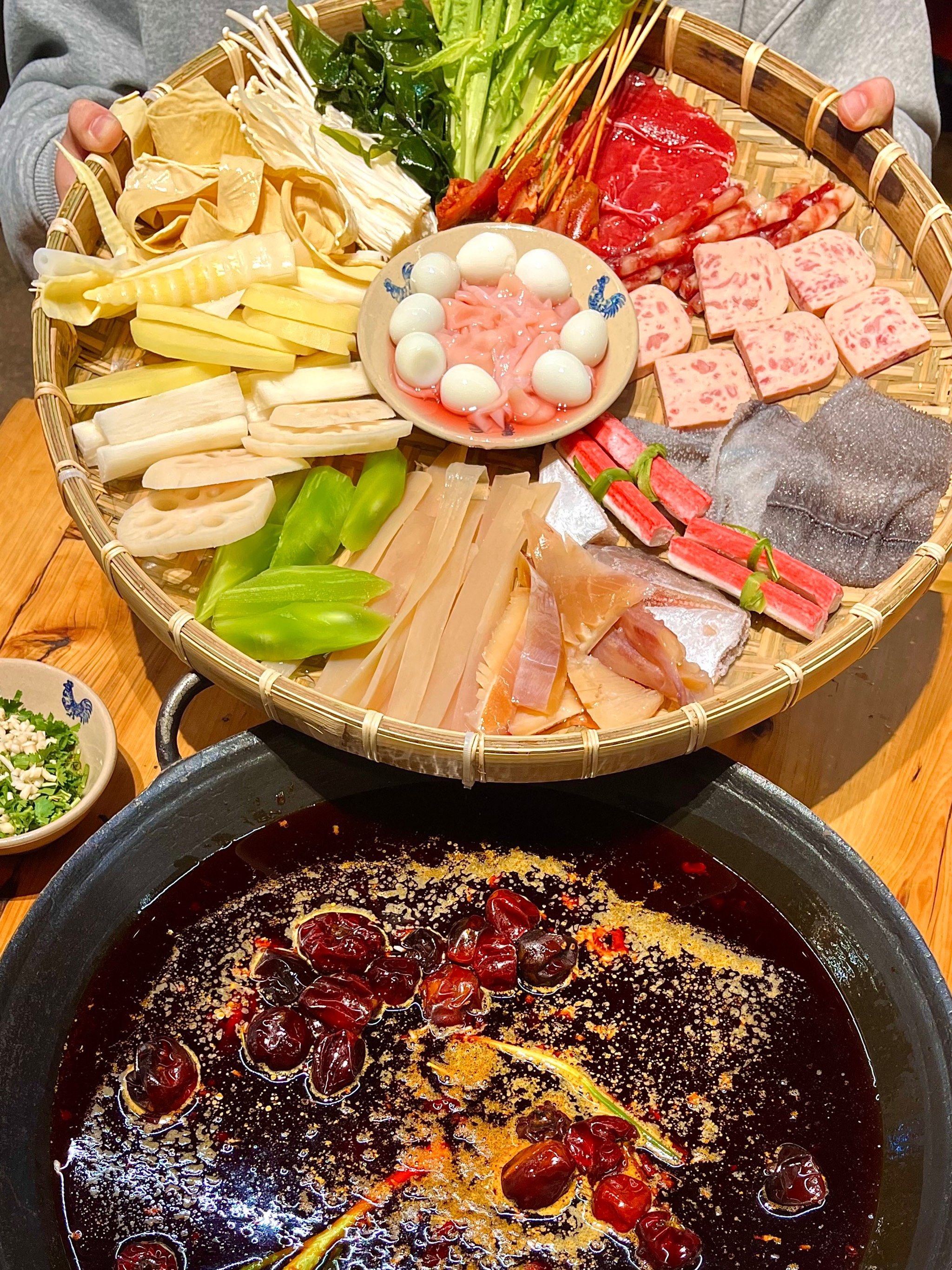 用簸箕装满20道菜品的超级大拼盘,非常正宗的重庆火锅,便宜又好吃!