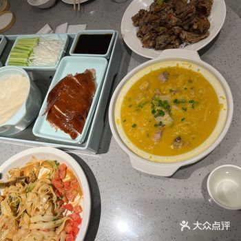 服务很到位，今天我们三个哥们来紫光园聚餐