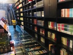 -钟书阁(松江泰晤士小镇店)