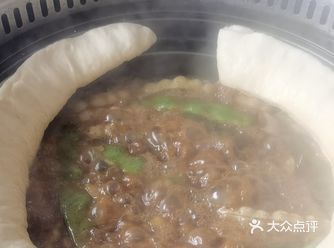 这道菜不仅保留了传统的东北风味，还融入了独特的烹饪技巧