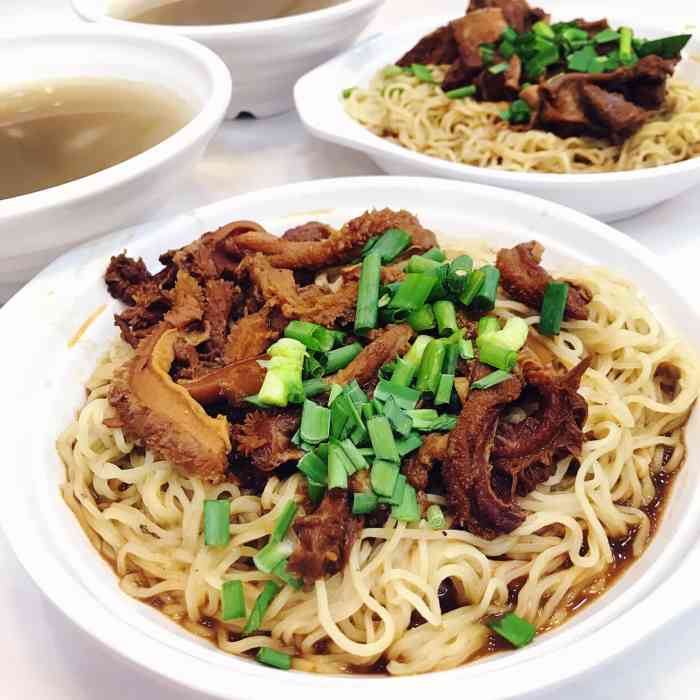 简简单单的牛腩捞面,分量刚好,比较壮的男士可能要加份牛杂面筋什么的