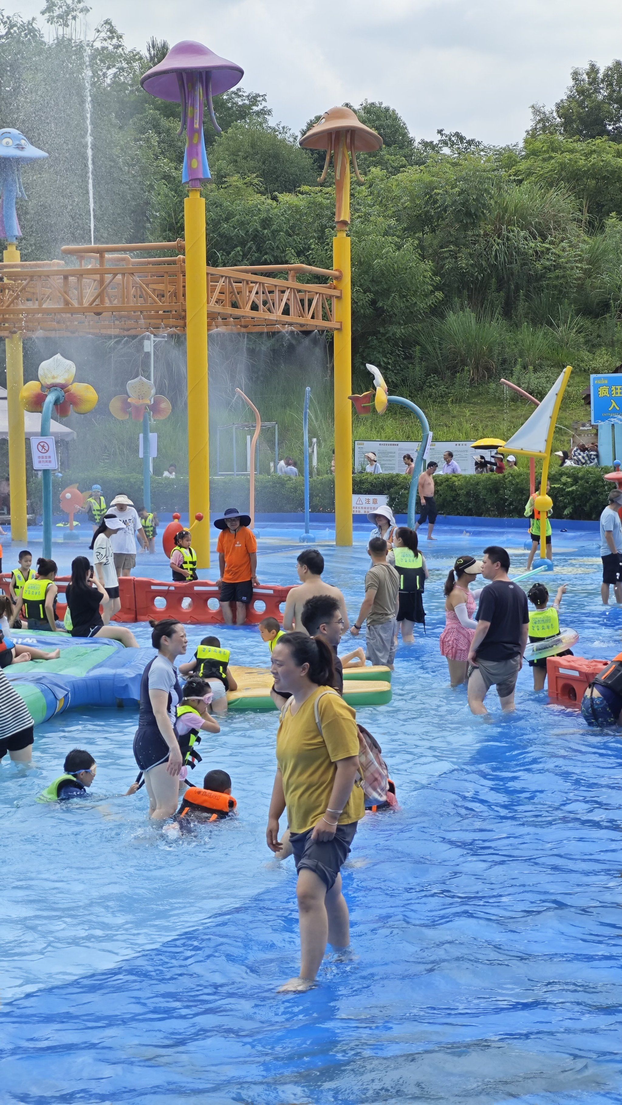 暑假畅玩水上乐园