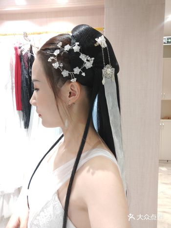 环境很好的一家影楼，工作人员服务都很友好，衣服很仙