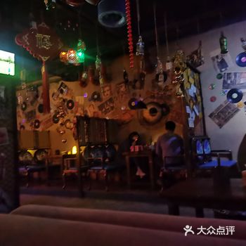 有卡座，还有围着吧台的座位，消费朋友请的