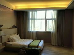 -西安大雁塔科技大学地铁站亚朵酒店