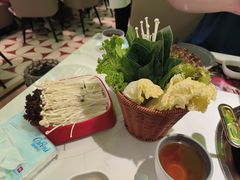 -洪氏嗨捞·广东猪肚鸡·椰子鸡火锅(西咸万象城店)