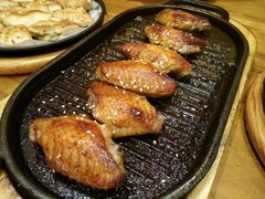 料理烤焦香翅中-老东镇啤酒屋海鲜加工·蒸汽海鲜·海鲜烧烤(台东店)