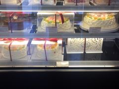 面包甜点陈列柜-红宝石·鲜奶小方·海派西点房(金杨店)