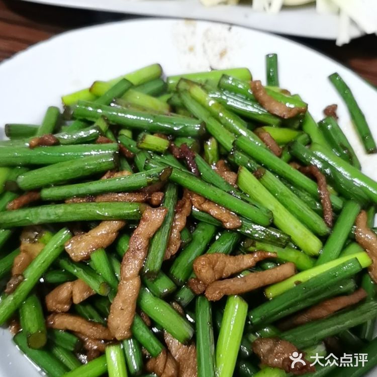 小鸡炖蘑菇，蒜台炒肉，还有肘子，都是超级美味的！