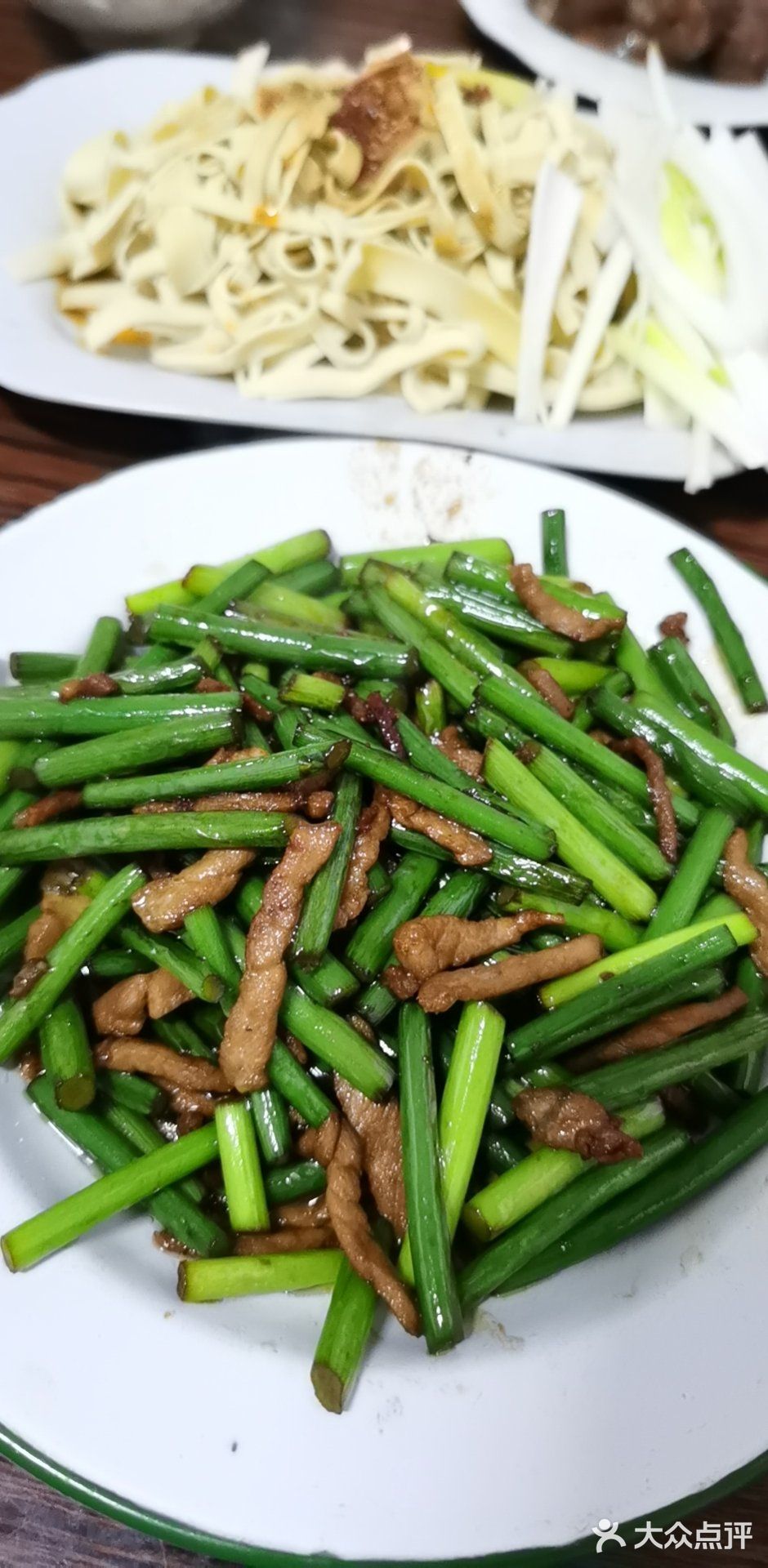 小鸡炖蘑菇，蒜台炒肉，还有肘子，都是超级美味的！