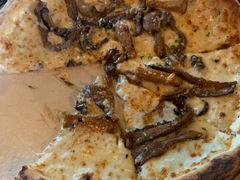 蘑菇烟熏牛奶芝士披萨-PIZZA BIANCA(民园店)