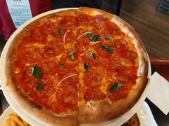 意大利腊肠比萨配腌番茄和干酪-WOLFGANG PUCK KITCHEN & BAR(迪士尼小镇店)