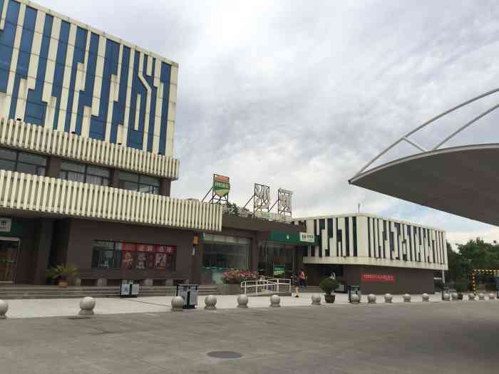 高速服务区自助餐厅,味道还是不错的,不过第一次发现服务区餐厅还能